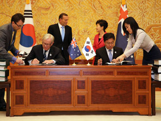 The Australian and South Korean Governments sign the KAFTA agreement in 2014.